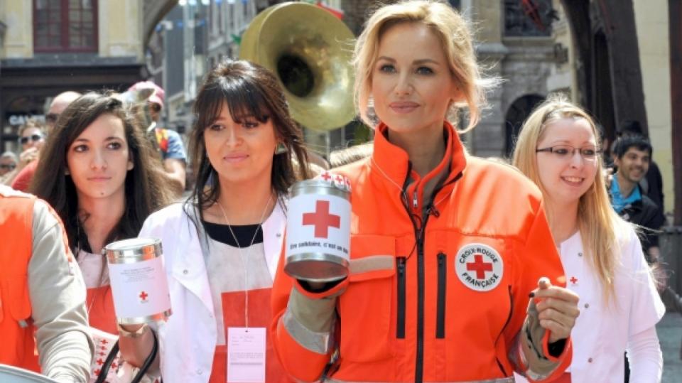 Adriana Sklenaříková se sestrami z Červeného kříže při zahájení národní kampaně
